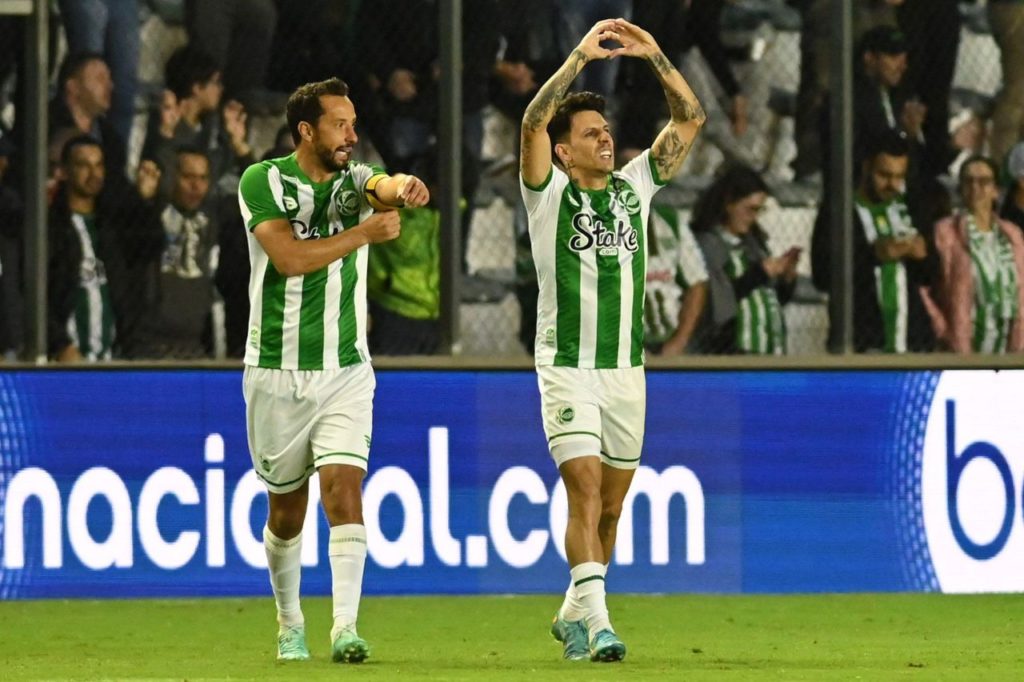 Jean Carlos comemora com Nenê na vitória do Juventude sobre o Corinthians