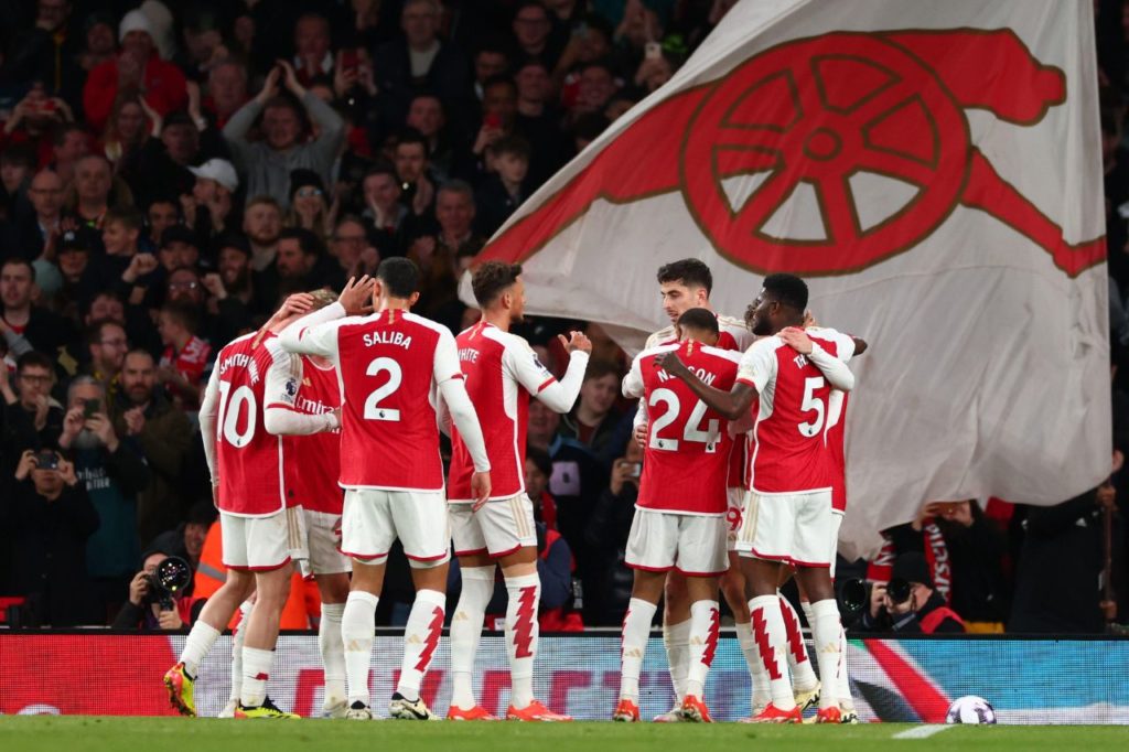 Odegaard-Arsenal-gol-Alamy2WY1WM1 Jogadores do Arsenal comemorando o gol de Odegaard no Emirates Stadium