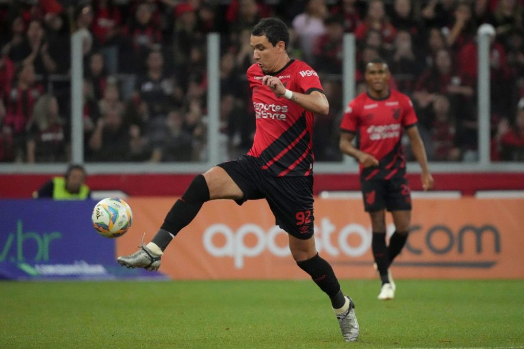 Pablo-Erick-Athletico-jogo-alamy2WECHNH Atacante Pablo e volante Erick em jogo do Athletico contra o Maringá pelo Paranaense