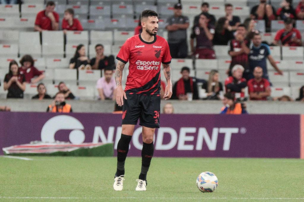 Zagueiro Pedro Henrique em jogo do Athletico