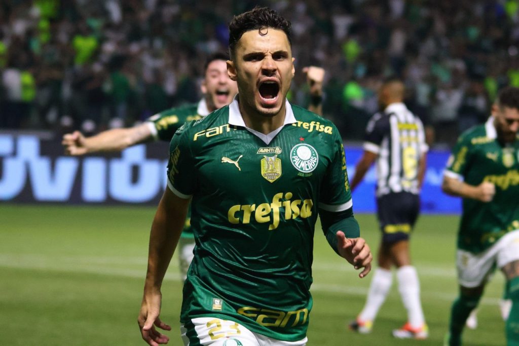 Raphael-Veiga-Palmeiras-jogo-alamy2WYN13p Meia Raphael Veiga comemora gol de pênalti do Palmeiras na decisão do Paulista com o Santos