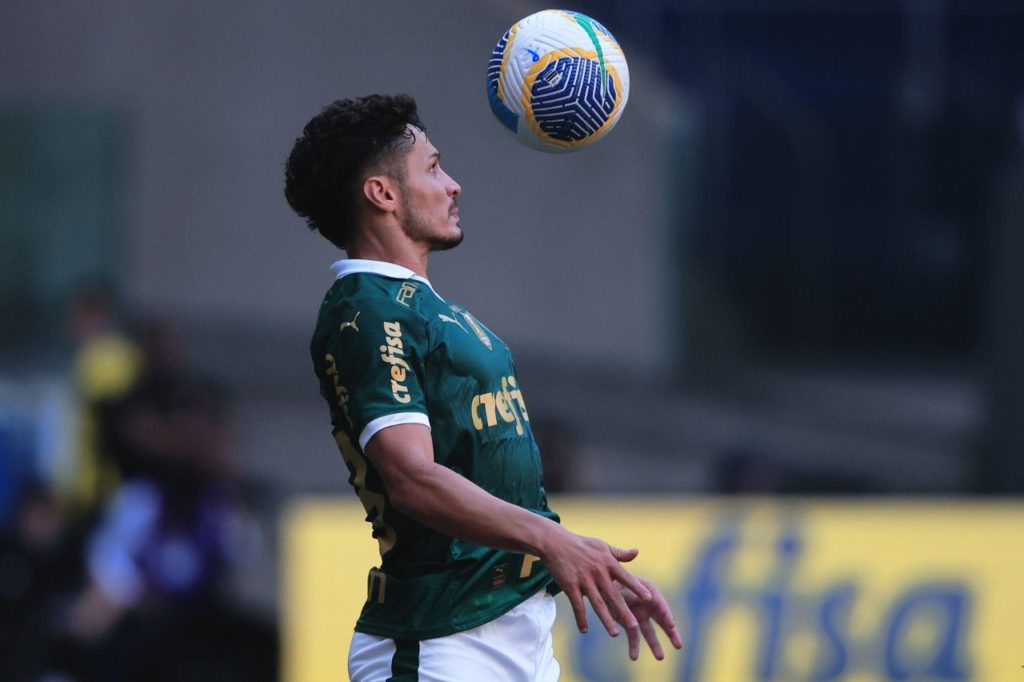 Raphael-Veiga-Palmeiras-jogo-alamy2X2C2DY Meia Raphael Veiga em ação pelo Palmeiras