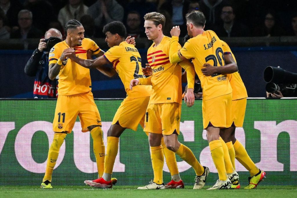 Raphinha-Barcelona-gol-alamy2X09PM4 Atacante Raphinha em comemoração de gol do Barcelona em jogo das quartas de final da Champions League