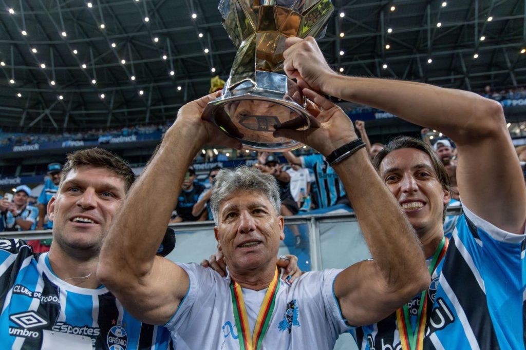Renato-técnico-Grêmio-alamy2WYXTBK Técnico Renato ao lado de Kannemann e Geromel com a taça do Gauchão