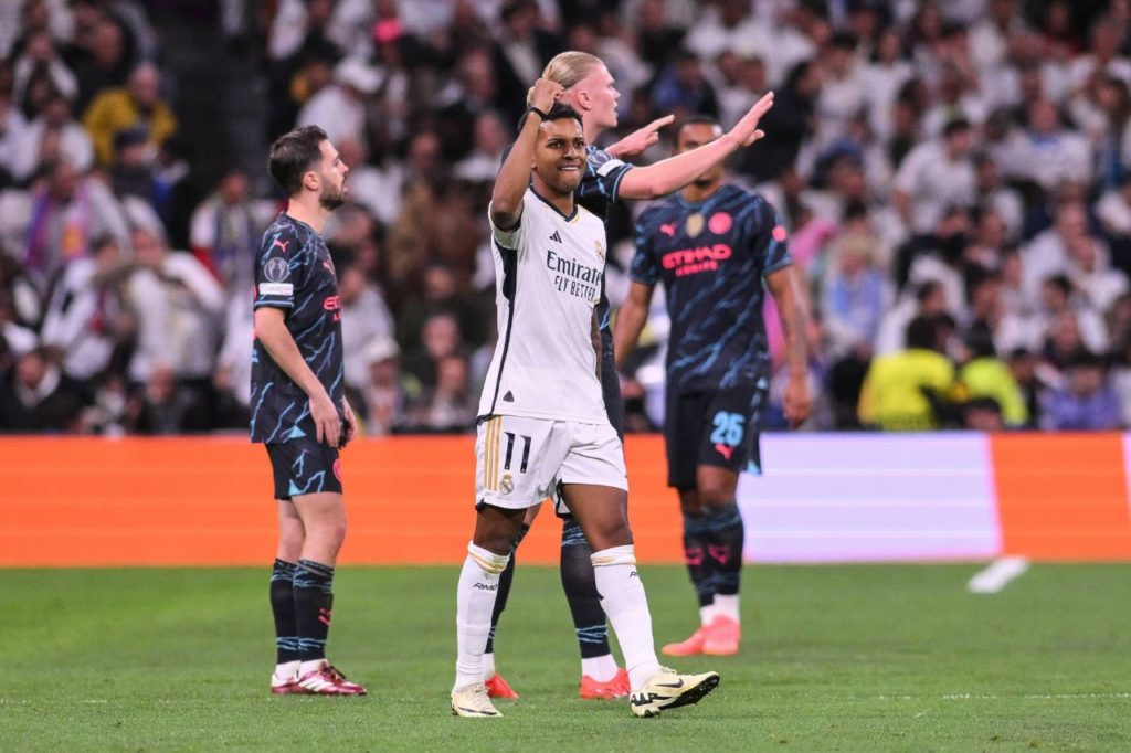 Atacante Rodrygo comemora gol do Real Madrid no empate com o Manchester City no Santiago Bernabéu