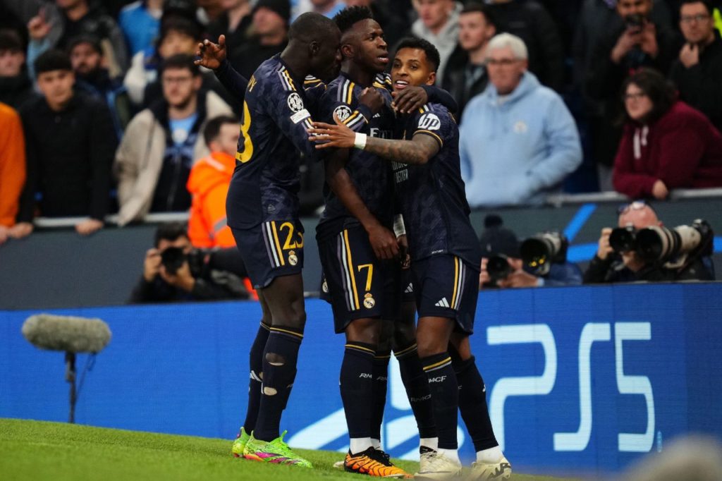 Atacante Rodrygo comemora gol com Vinicius Junior no jogo entre Real Madrid e Manchester City