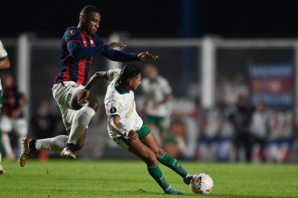 Atacante Rony do Palmeiras no empate com o San Lorenzo na Argentina