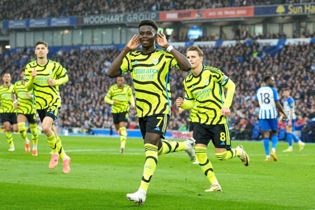 Saka na comemoração de gol do Arsenal em vitória sobre o Brighton pela Premier League