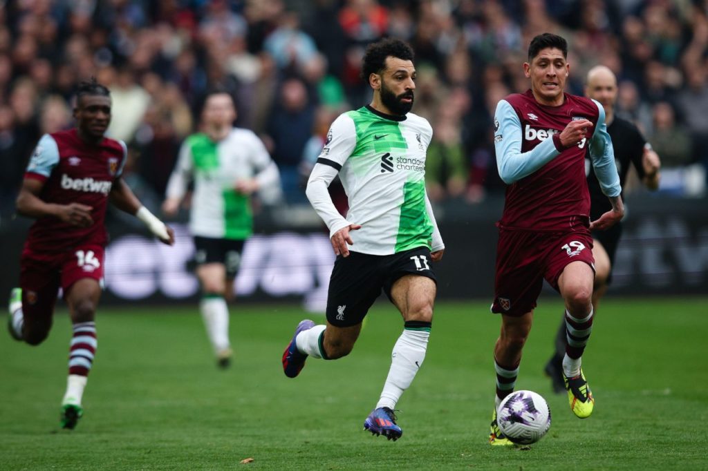 Atacante Salah em ação pelo Liverpool no jogo contra o West Ham pela Premier League