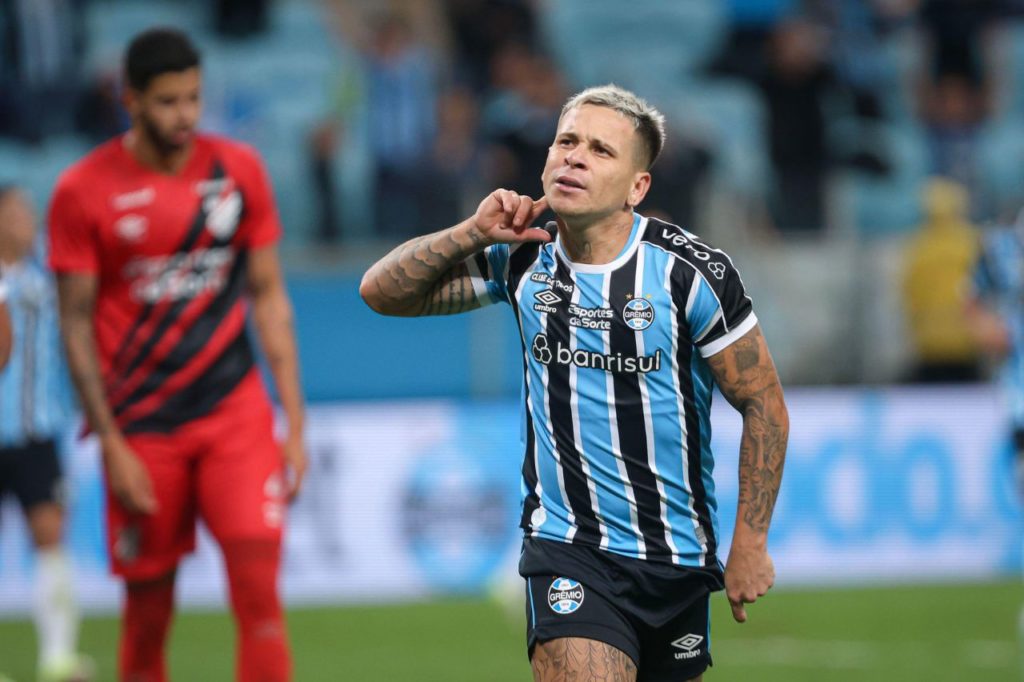 Atacante Soteldo comemorando gol do Grêmio na vitória em cima do Athletico-PR na Arena