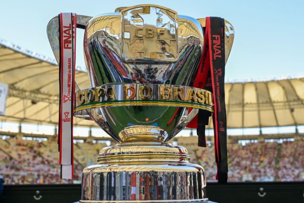 Troféu da Copa do Brasil sendo exibido no campo