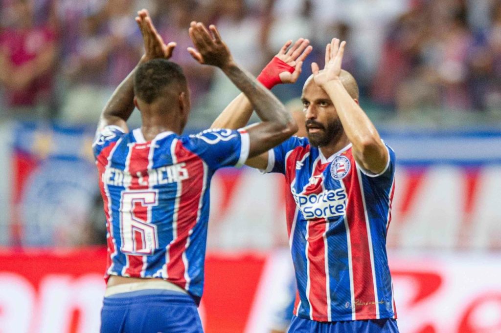 Thaciano-Bahia-gol-alamy2X4731G Thaciano comemora gol com Jean Lucas na vitória do Bahia sobre o Criciúma na Copa do Brasil 2024