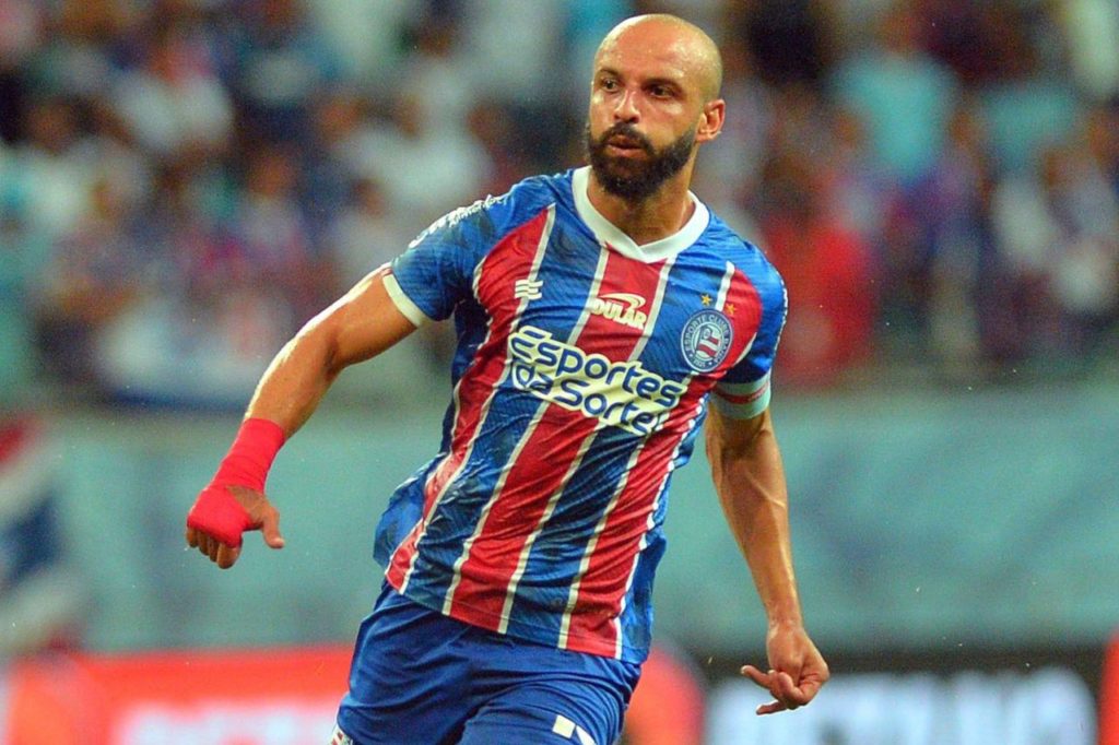 Thaciano-Bahia-jogo-alamy2X0AJF7 Meia Thaciano em ação pelo Bahia