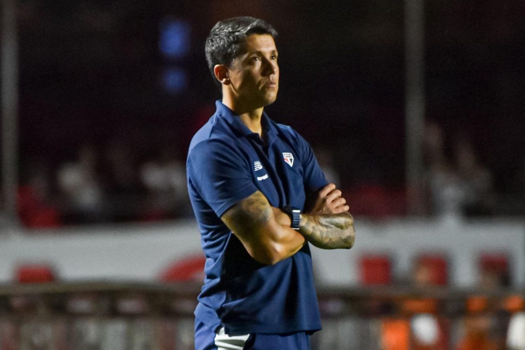 Thiago-Carpini-São-Paulo-alamy2X0X26M Técnico Thiago Carpini no comando do São Paulo no Brasileirão