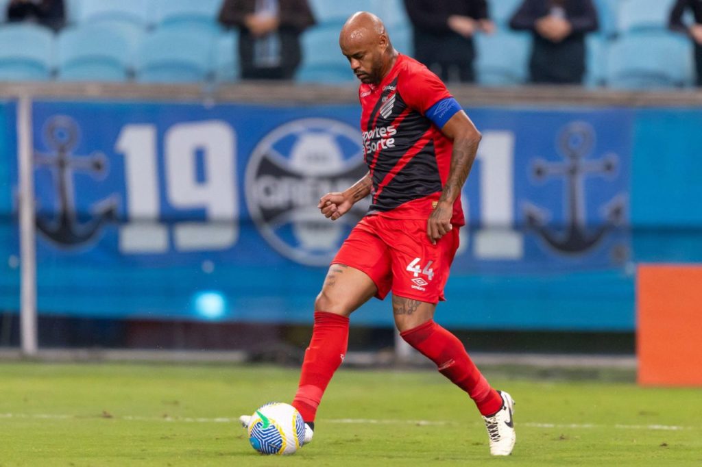 Zagueiro Thiago Heleno em jogo do Athletico Paranaense