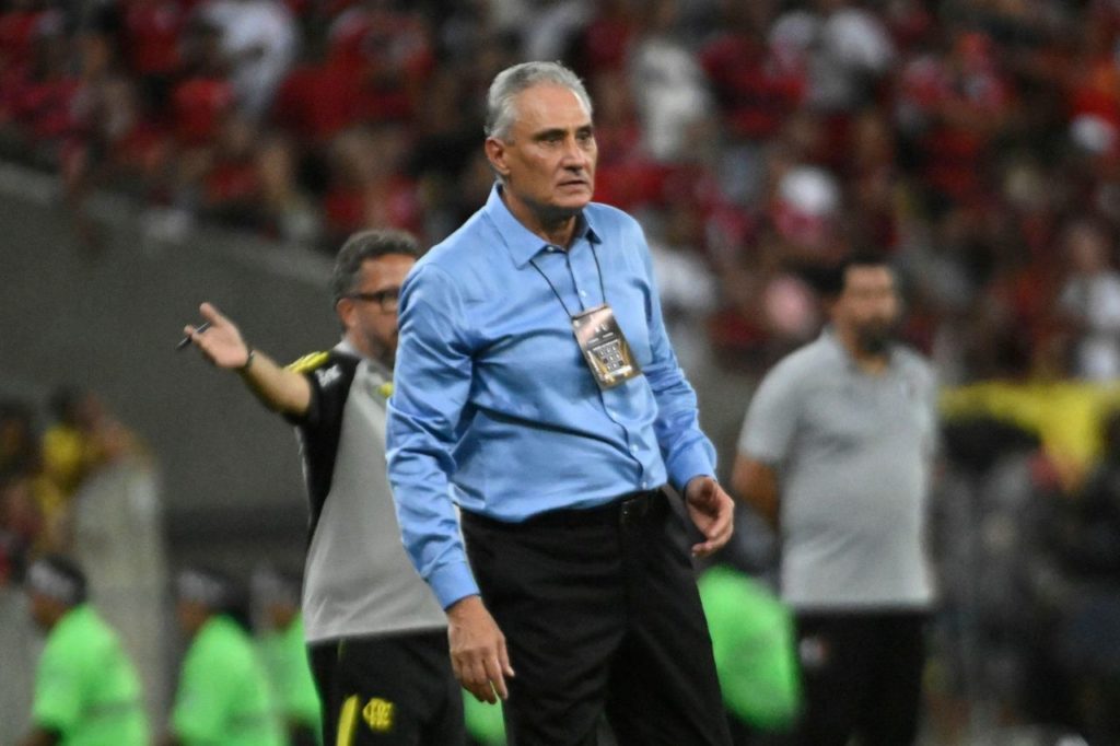 Tite-Flamengo-treinador-jogo-alamy2X0AW50 O técnico Tite no comando do Flamengo no Maracanã