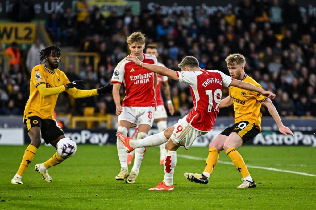 Trossard-Arsenal-gol-alamy2X27T03 Trossard marca o primeiro gol da vitória do Arsenal em cima do Wolverhampton