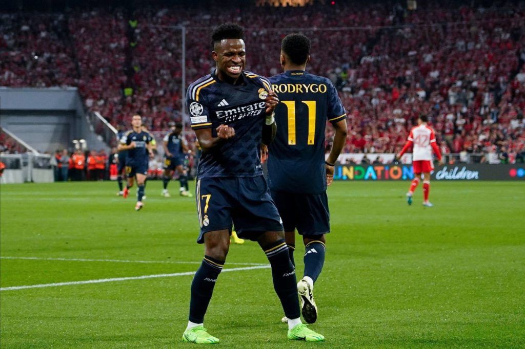 Vinicius-Junior-Rodrygo-Real-Madrid-gol-alamy2X4641D Vini Jr comemora com Rodrygo o gol de empate do Real Madrid com o Bayern de Munique na Allianz Arena
