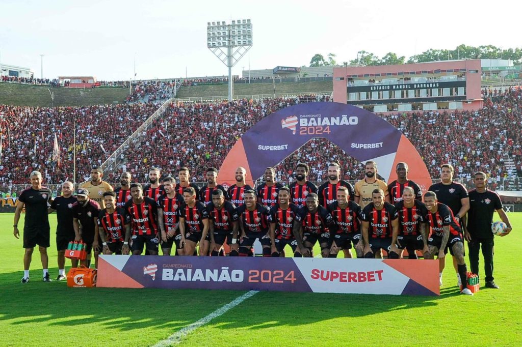 Vitória-time-final-Baiano-campeão-alamy2WXJJE2 Time do Vitória campeão baiano posando para foto perfilado no gramado