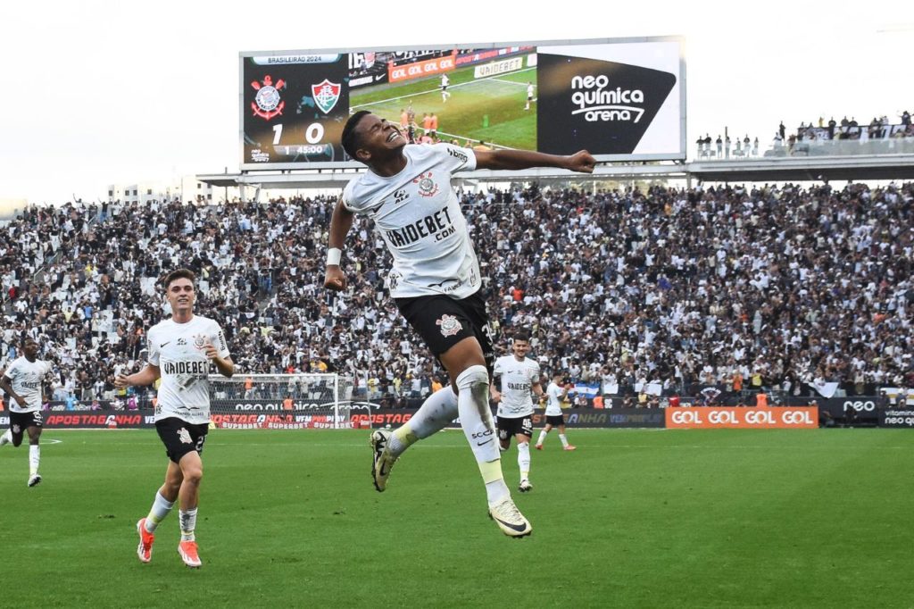 Jovem Wesley comemorando gol do Corinthians na Neo Química Arena em jogo contra o Fluminense