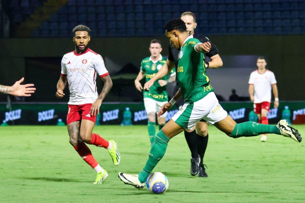 Atacante Wesley chega para marcar o meia Lázaro em jogo entre Inter e Palmeiras