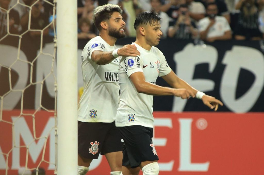 Romero comemorando gol com Yuri Alberto na vitória do Corinthians sobre o Nacional, do Paraguai pela Sul-Americana