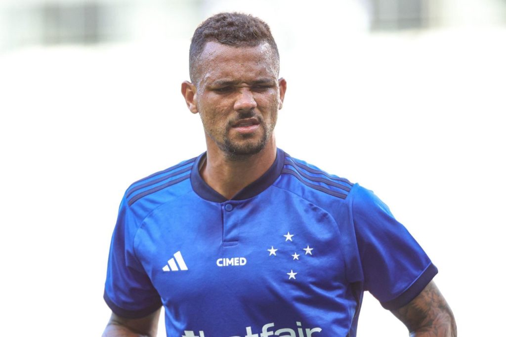 Ze-Ivaldo-Cruzeiro-jogo-alamy2WHE21G Zagueiro Zé Ivaldo em ação pelo Cruzeiro no Mineiro