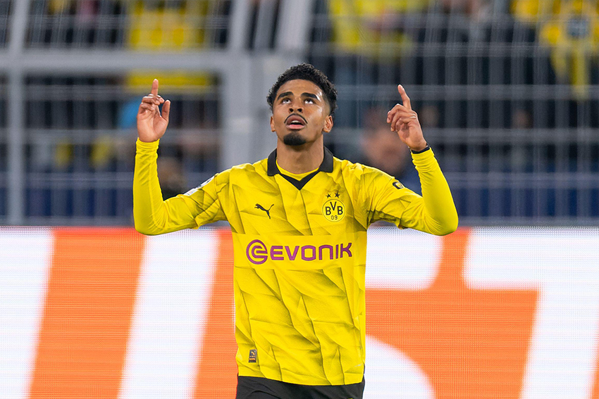 Ian Maatsen do Borussia Dortmund comemora depois de marcar o segundo gol do time na partida entre Borussia Dortmund e Atlético de Madrid