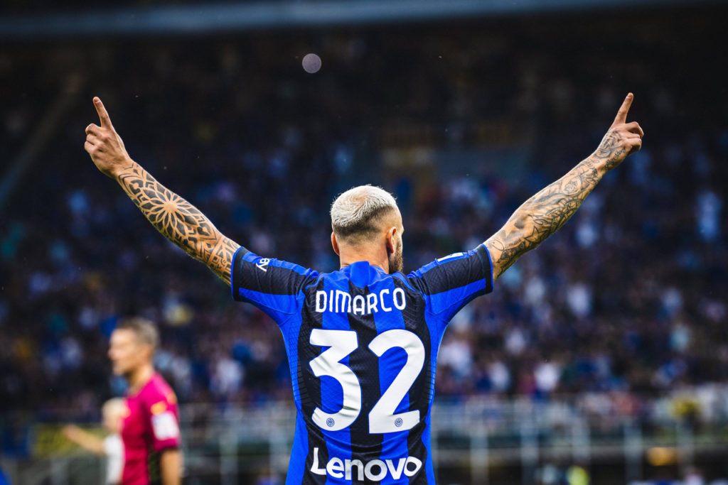 Federico Dimarco, da Inter de Milão, comemora um gol marcado pela equipe no San Siro.