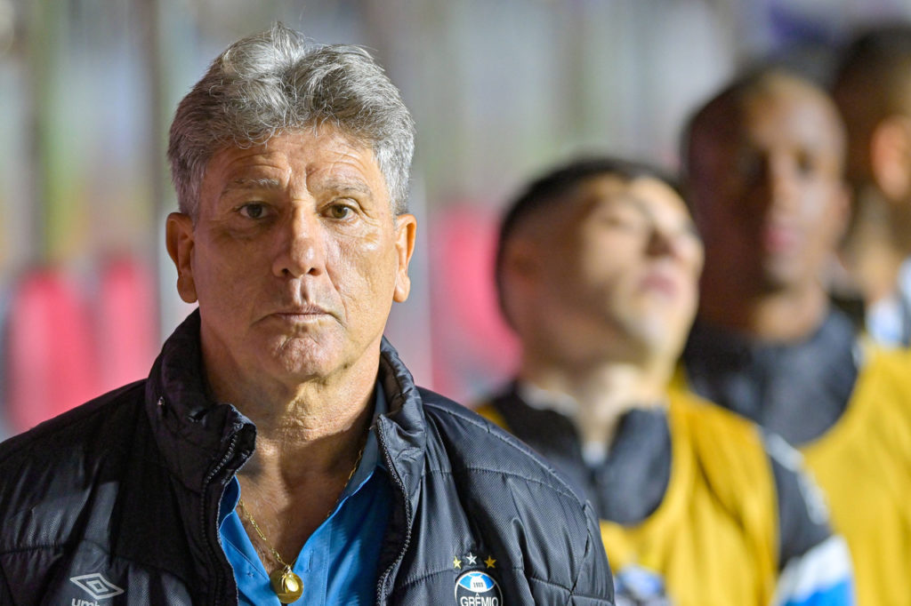 Renato-Portaluppi-Grêmio-Jogo-imago1036052913h Renato Portaluppi, do Grêmio, observa o time durante um jogo da temporada.