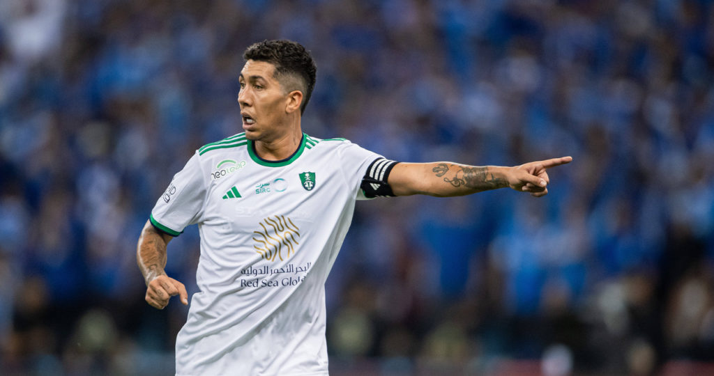 Roberto Firmino, do Al-Ahli, orienta os companheiros durante jogo na Liga Saudita.