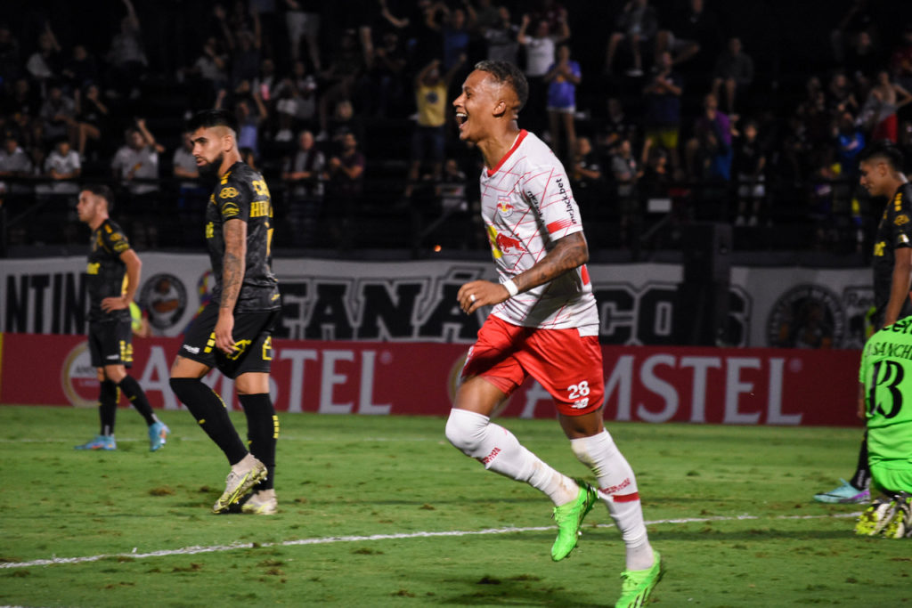 Vitinho, do Bragantino, comemora um gol pela Copa Sul-Americana.