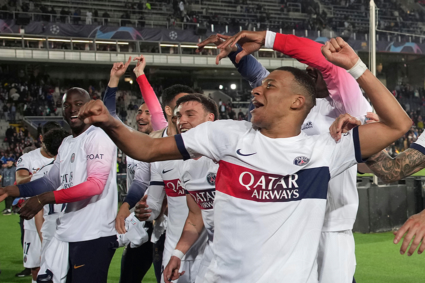 Kylian Mbappe, do PSG, comemora no final da partida de segunda mão das quartas de final da Liga dos Campeões entre Barcelona e Paris Saint-Germain Kylian Mbappe, do PSG, comemora no final da partida de segunda mão das quartas de final da Liga dos Campeões entre Barcelona e Paris Saint-Germain