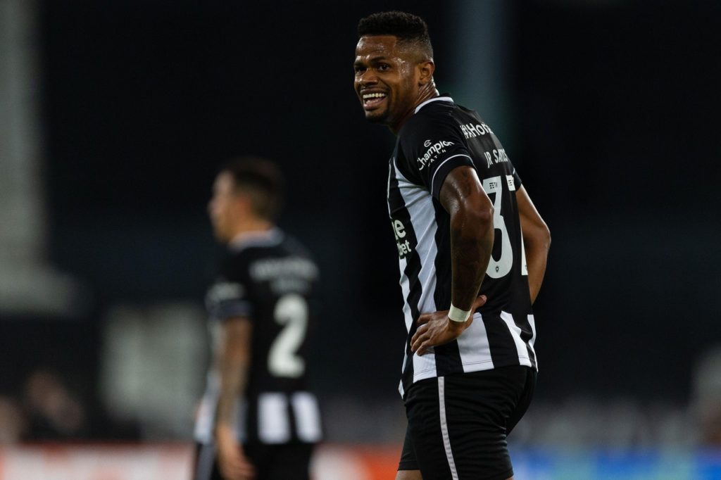 Júnior-Santos-Botafogo-Jogo-2K1E1Y6 Júnior Santos, do Botafogo, aguardando o o reinício de um jogo do time na temporada 2024.