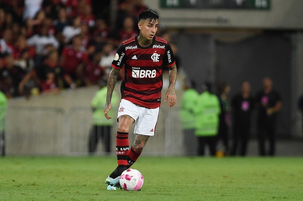 Erick-Pulgar-Flamengo-Jogo-2M4F2F6 Erick Pulgar, do Flamengo, conduz a bola em um dos jogos que fez pela equipe desde que chegou em 2022.