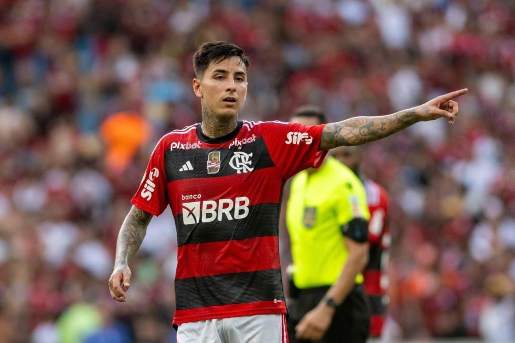Erick-Pulgar-Flamengo-Jogo-2TB05TJ Erick Pulgar, do Flamengo, orienta o time em um dos jogos da equipe na temporada passada.