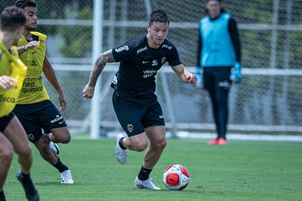 Rodrigo-Garro-Corinthians-2WBEHD3 Rodrigo Garro, do Corinthians, conduz a bola durante um treinamento no CT do clube.