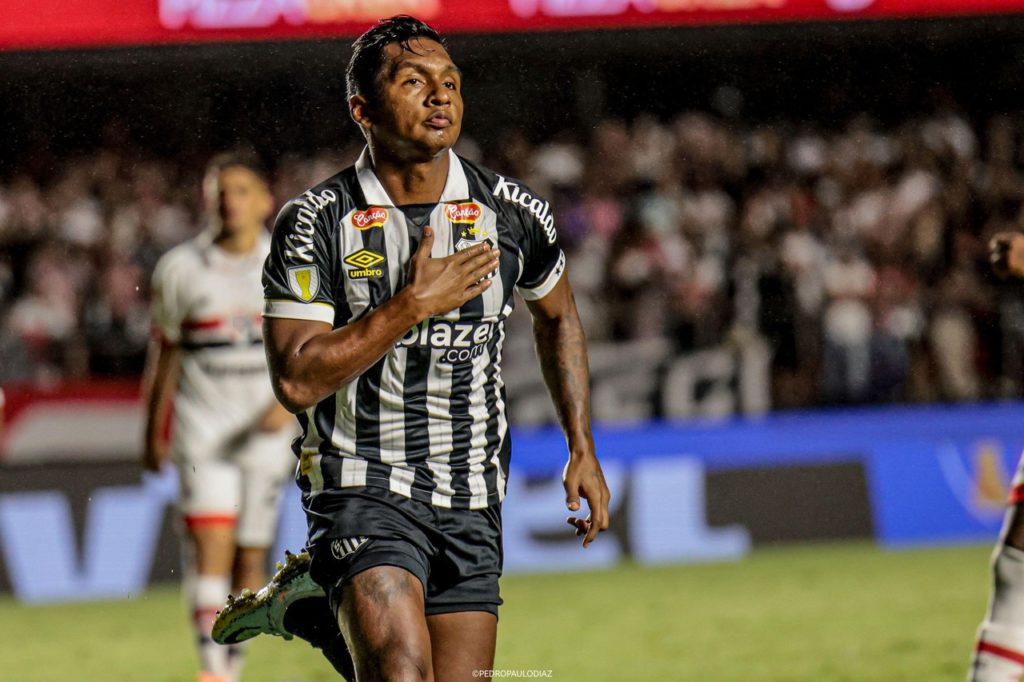 Morelos-Santos-Jogo-2WJDTEY Morelos, do Santos, comemorando um gol marcado pelo clube.