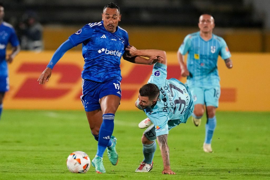 Rafael Elias, do Cruzeiro, conduz a bola em um jogo da Copa Sul-Americana.