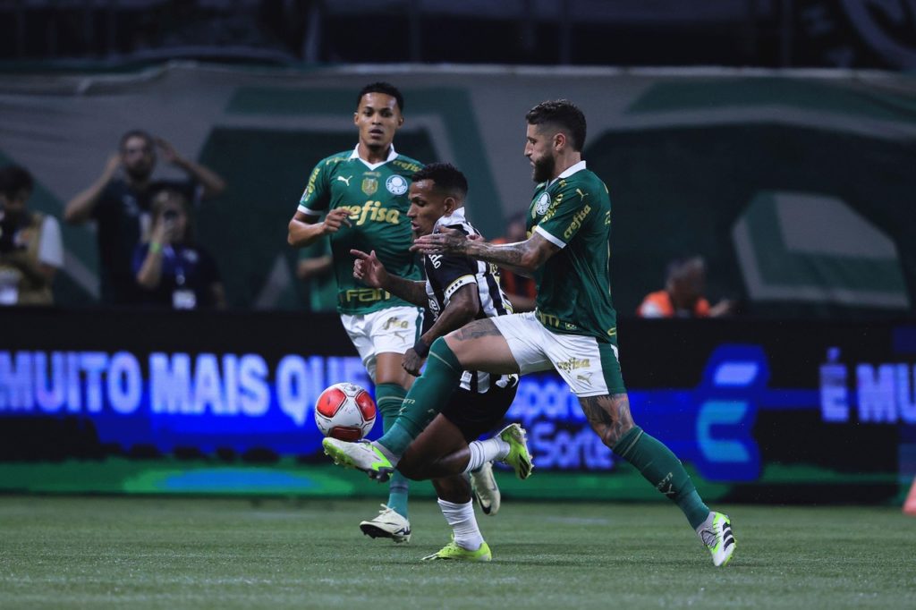 Zé Rafael, do Palmeiras, disputa a bola com um adversário em um jogo da temporada do time.