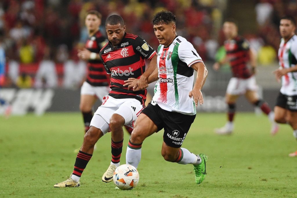 De-la-Cruz-Flamengo-Jogo-2X0T09F De la Cruz, do Flamengo, tenta passar por um defensor em um jogo da Libertadores de 2024.