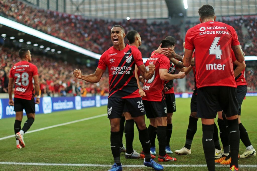 Erick, do Athletico, comemorando mais um gol do time na temporada de 2024.