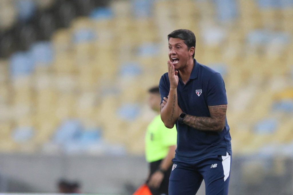 Thiago-Carpini-São-Paulo-Jogo-2X1R79N Thiago Carpini, do Vitória, orienta o time em seu último jogo dirigindo o São Paulo.