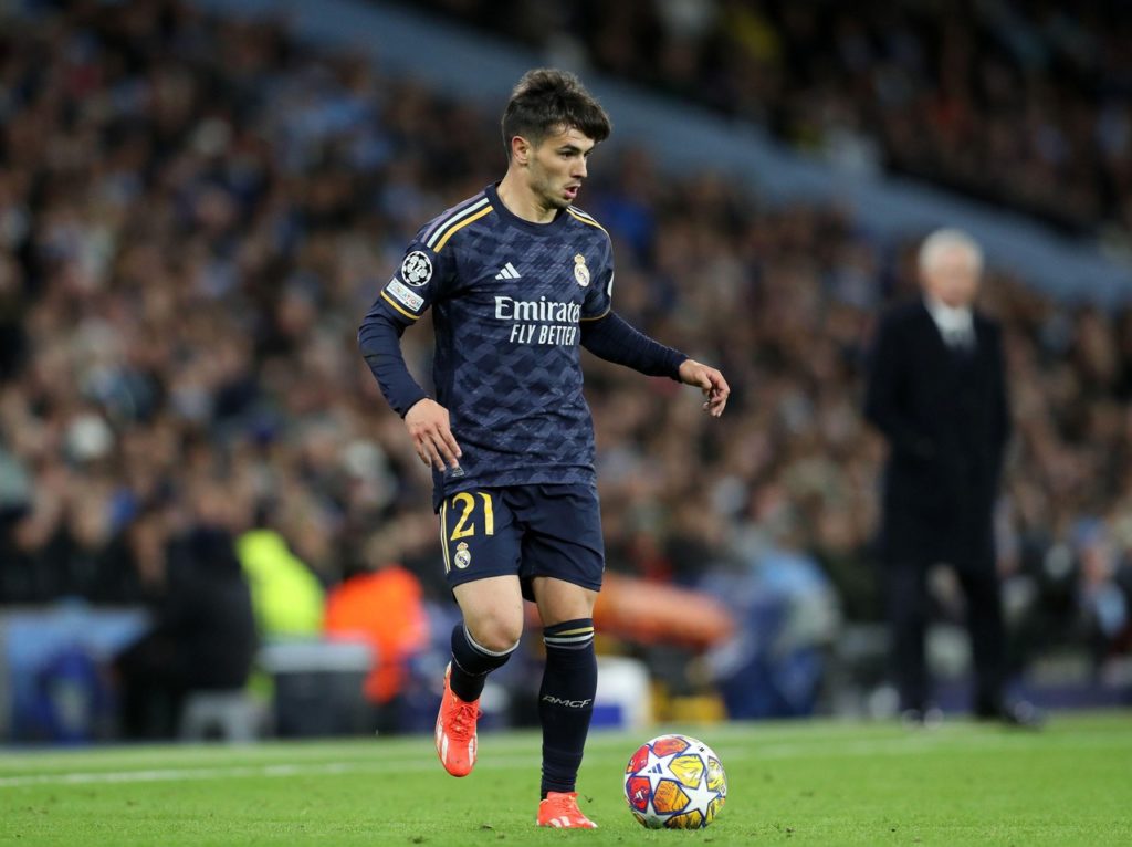 Brahim-Diaz-Real-Madrid-Jogo-2X1X2X2 Brahim Diaz, do Real Madrid, conduz a bola em um jogo do time na temporada.