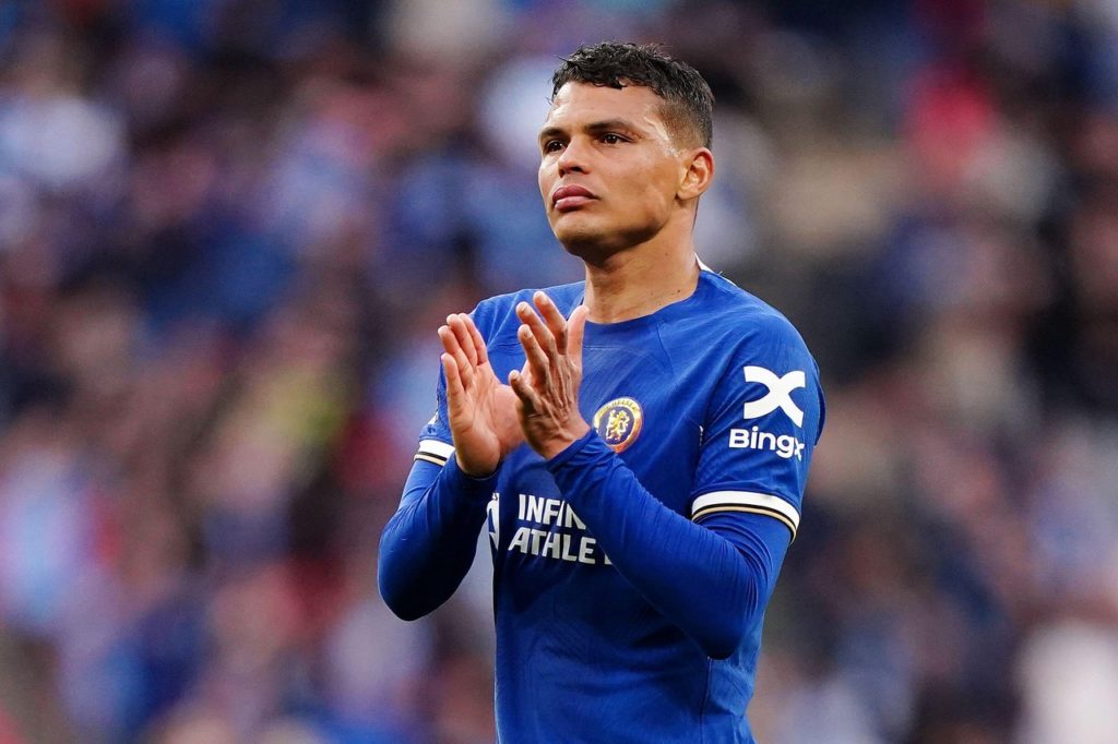 Thiago Silva, do Chelsea, aplaude a presença do torcedor do clube após um jogo.