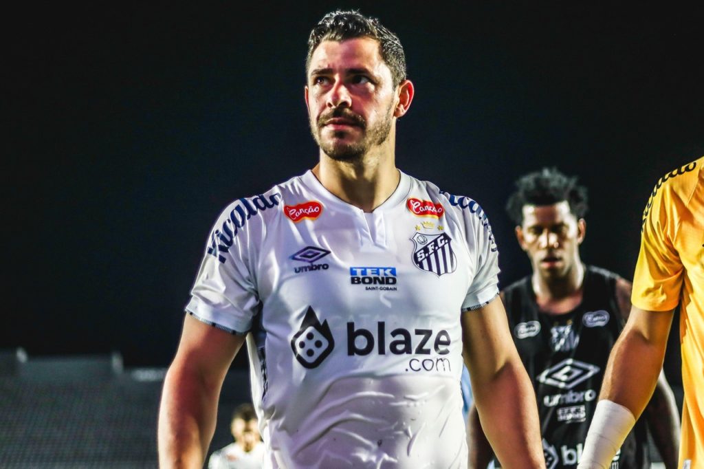 Giuliano-Santos-Jogo-2X28C8X Giuliano, do Santos, sai de campo após mais um jogo do time na temporada de 2024.