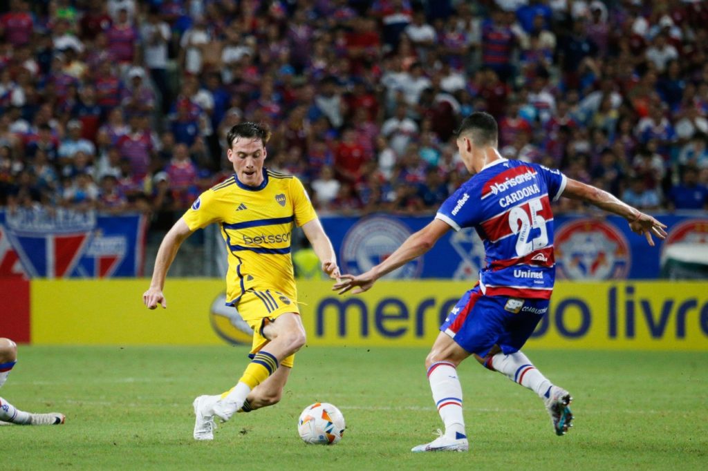 Cardona-Fortaleza-Jogo-2X3B6C5 Cardona, do Fortaleza, combate um adversário em um jogo da Ciopa Sul-Americana de 2024.