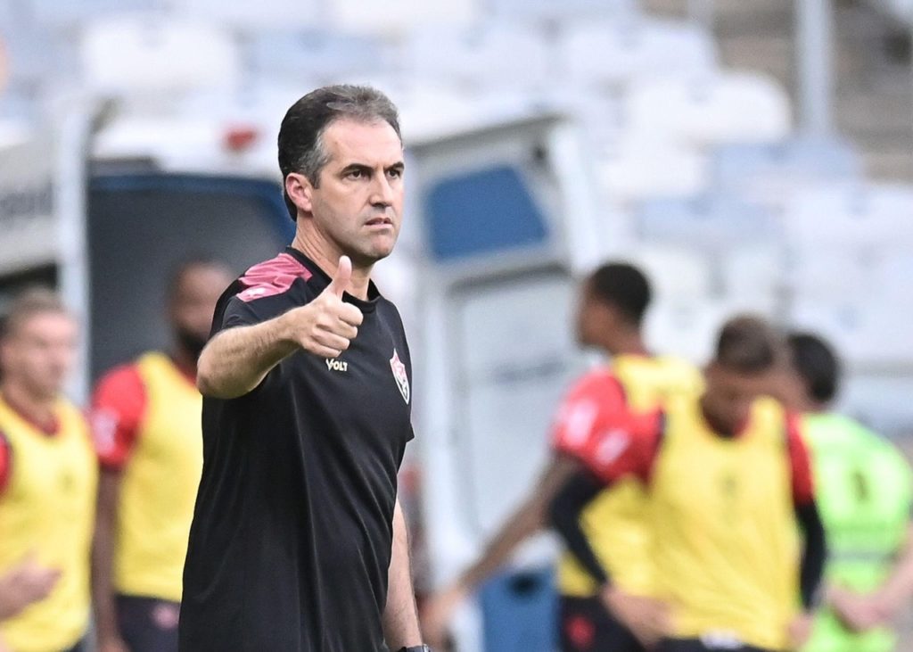 Léo-Condé-Vitória-Jogo-2X3TED2 Léo Condé, do Vitória, orienta o time em um dos jogos da temporada.
