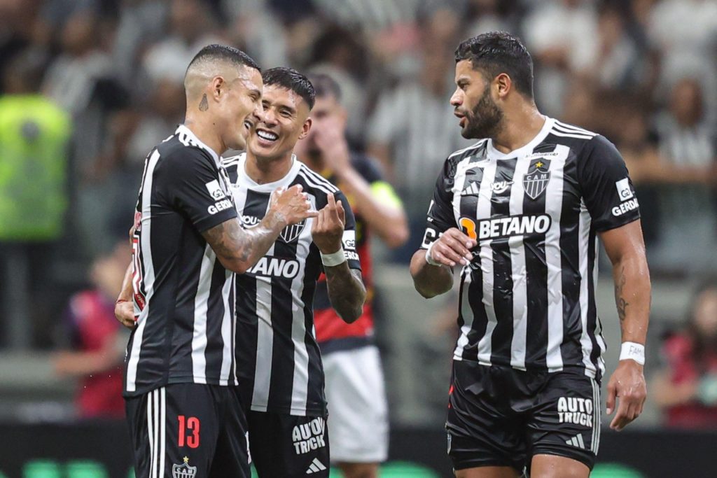 Arana, Zaracho e Hulk, do Atlético-MG, comemoram um dos gols marcados pelo time na Copa do Brasil de 2024.