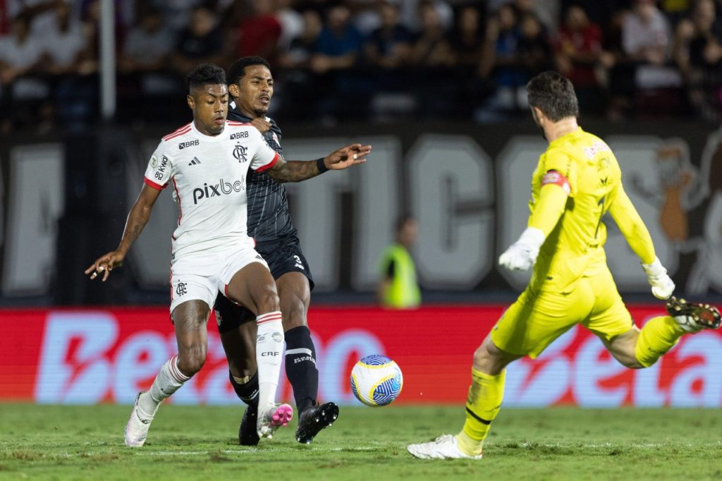 Bruno Henrique, do Flamengo, disputa a bola em um jogo do time no Brasileirão.